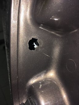 Делаем отверстие для направляющей привода