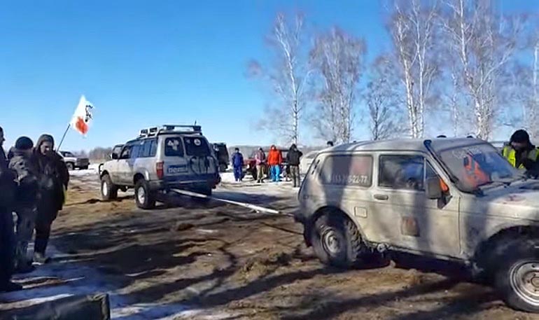 Перетягивание каната: Lada 4x4 против Toyota Land Cruiser