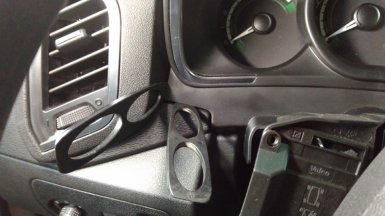 Вставляем лопатки в угол козырька и поддеваем его на Lada XRAY