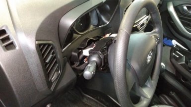 Снимаем подрулевой кожух, верхний и нижний на Lada XRAY