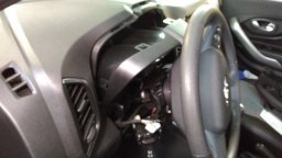 Выводим козырек, на себя, влево, и в низ на Lada XRAY