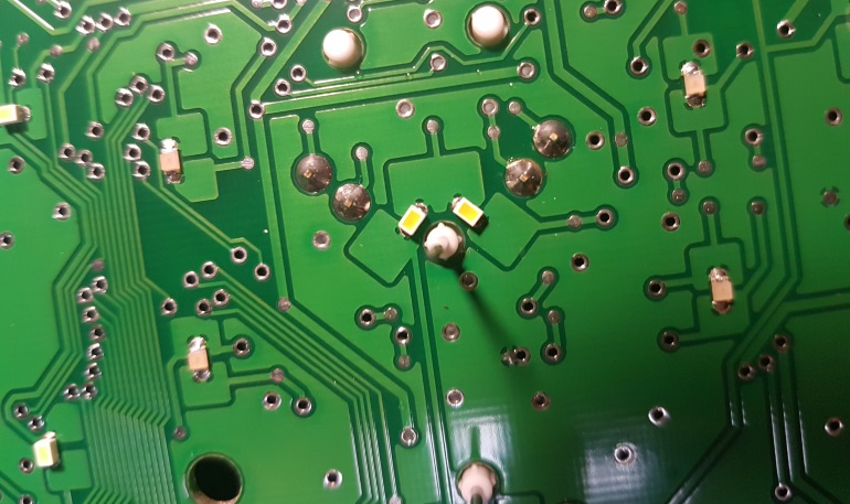 SMD на панели приборов Приора