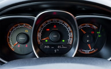 тусклая подсветка приборной панели