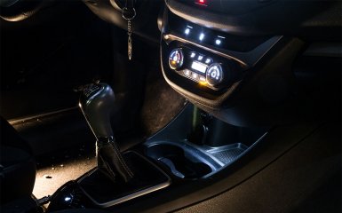 подсветка ниши центральной консоли оказалась полезной