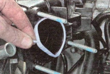 Снять прокладку с фланца модуля впуска