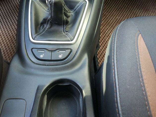 Подлокотник от KIA Ceed в Lada Vesta