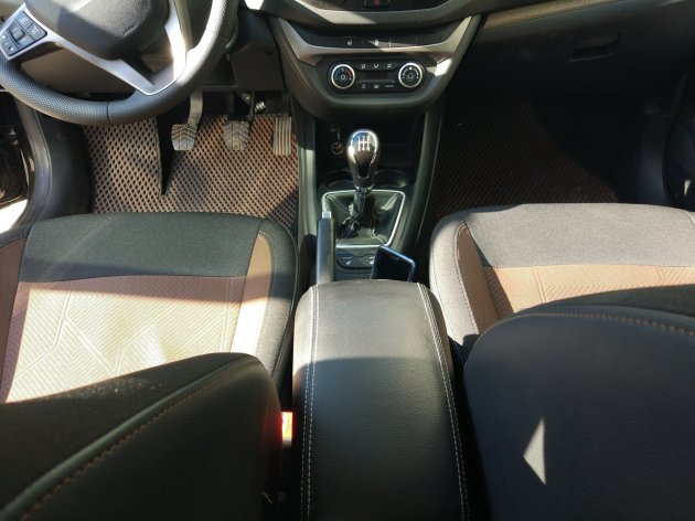 Подлокотник от KIA Ceed в Lada Vesta