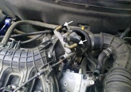 Отсоединить от дроссельного узла трубки с охлаждающей жидкостью