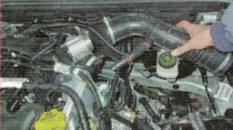 Отсоединить от дроссельного узла воздухоподводящий рукав, ослабив затяжку хомута.