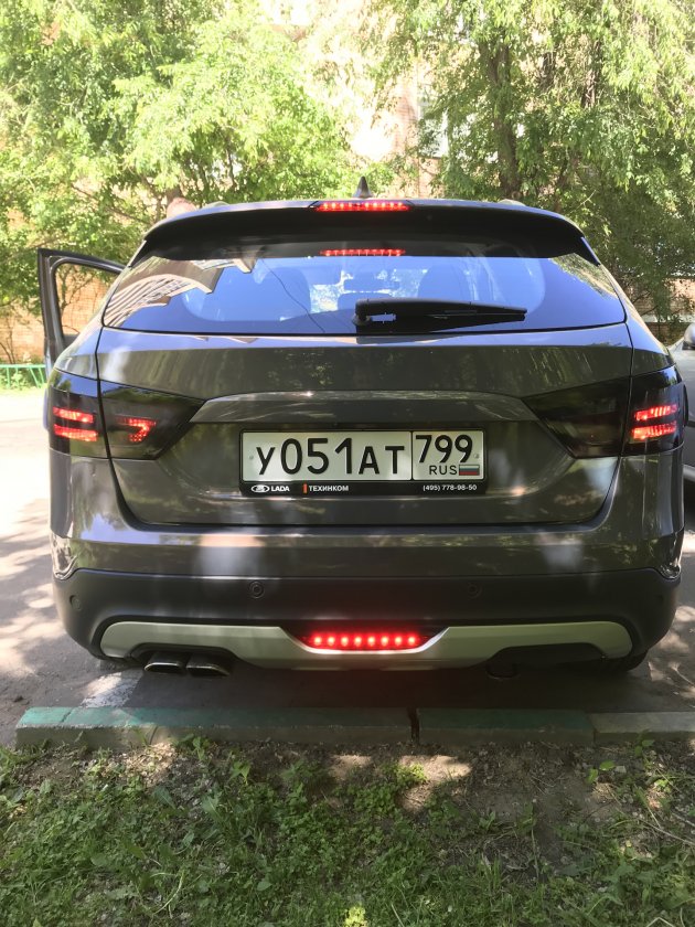 Тонировка задних фонарей на Lada Vesta SW Cross