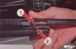 Как заменить задние щетки стеклоочистителя на Lada XRAY