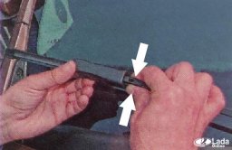 Как заменить передние щетки стеклоочистителя на Lada XRAY