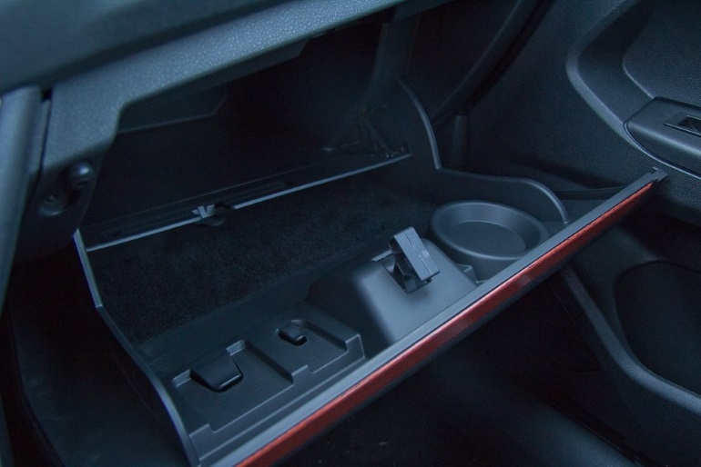 в бардачке Lada Vesta Exclusive появился органайзер и подстаканник