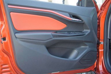 У Cross-версий Lada Vesta хромированные ручки дверей