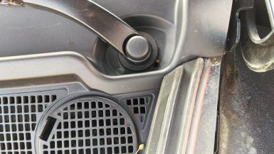 дренажные отверстия в жабо Lada XRAY