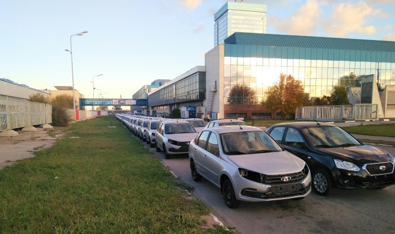 Из-за нехватки запчастей на АВТОВАЗе скопились тысячи недоукомплектованных машин