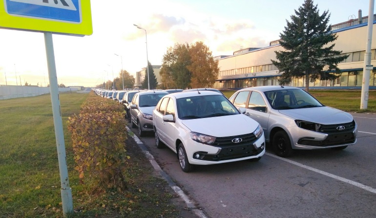 Из-за нехватки запчастей на АВТОВАЗе скопились тысячи недоукомплектованных машин