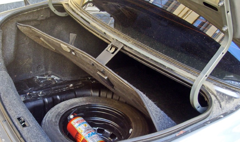 Установка ручки на пол багажника для седанов LADA