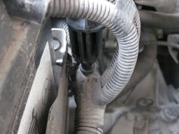 Устанавливаем новый корпус так, чтобы его задние ножки стояли на гофрах с проводкой