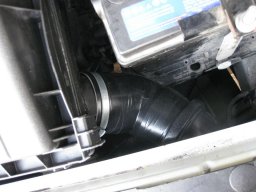 Сдвинуть аккумулятор до упора назад и вправо, чтобы не мешал корпусу фильтра