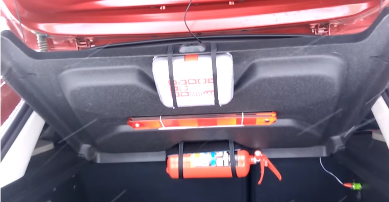 огнетушитель и аптечка под задней полкой lada xray