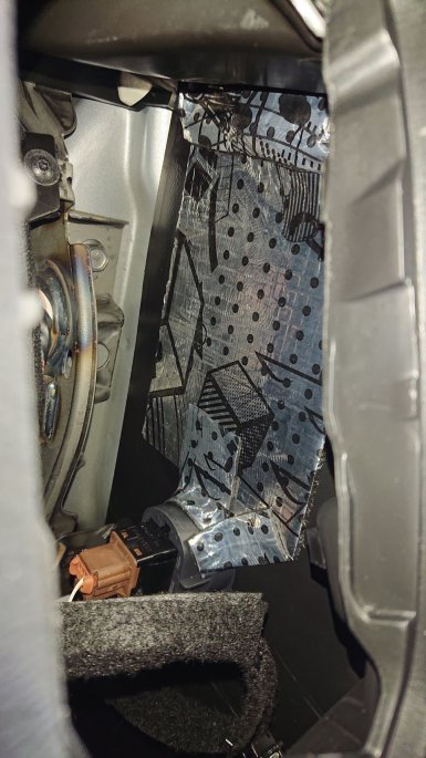 вибропласт внутри панели lada xray