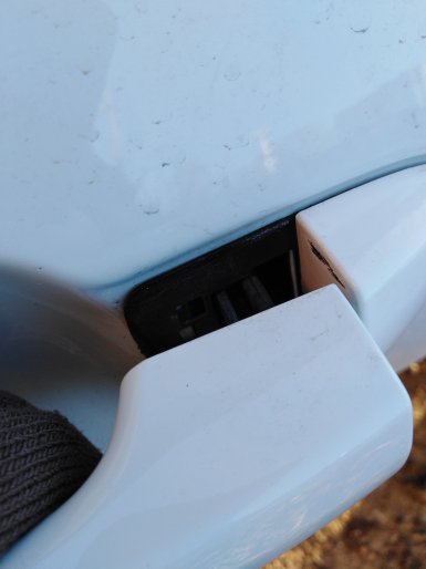 Из-за люфта передней ручки двери появились потертости