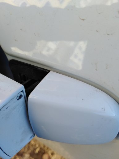 Из-за люфта передней ручки двери появились потертости