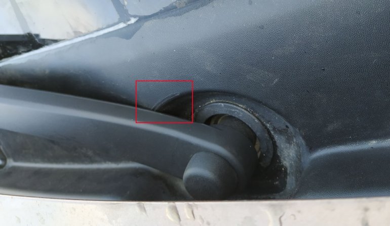 поводок стеклоочистителя цепляет жабо на Lada XRAY
