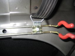 огнетушитель под задней полкой седана лада гранта