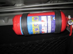 огнетушитель под задней полкой седана лада гранта