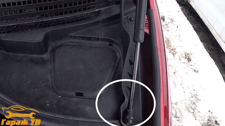 боковые накладки на жабо Lada Vesta цепляют газовые упоры