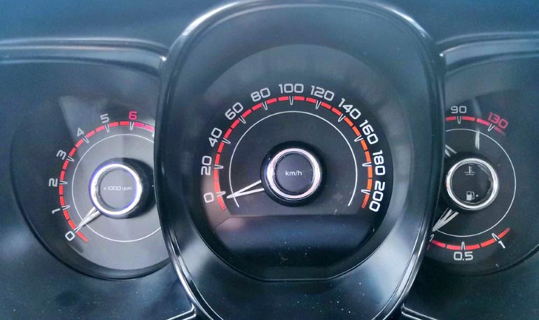 Установка хромированных колец в приборную панель Lada Vesta