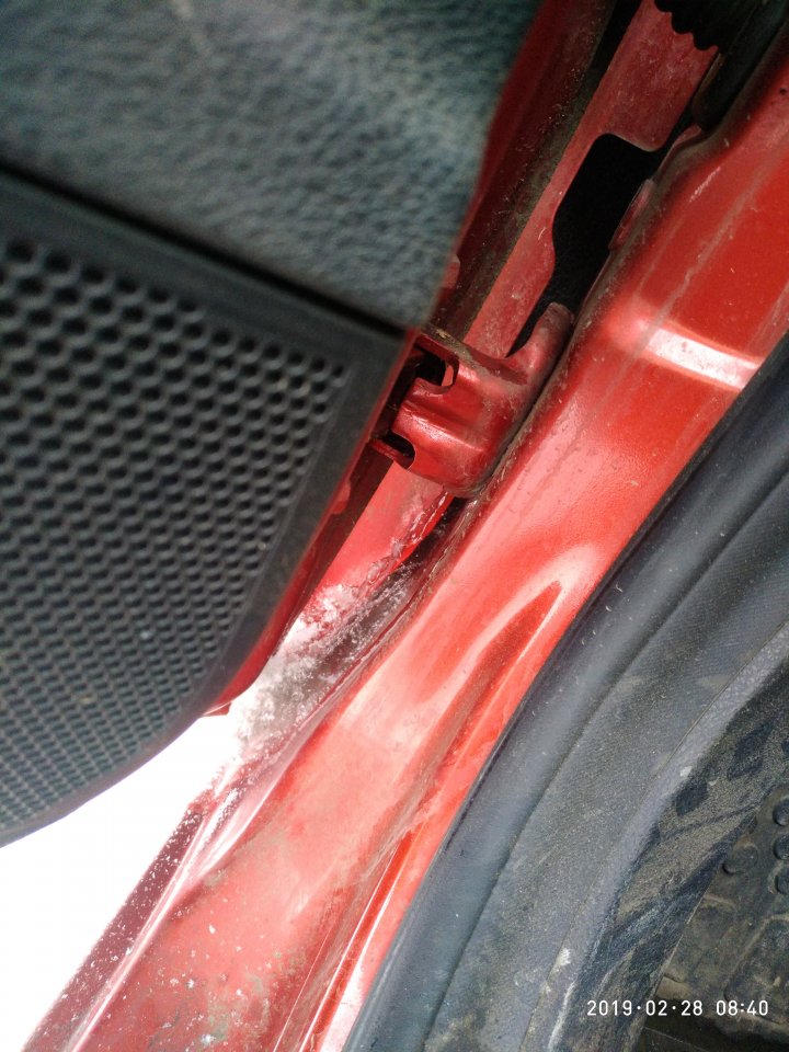 Намерзает лед между крылом и водительской дверью