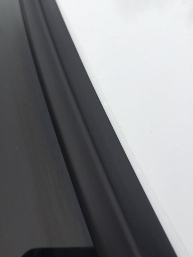 Установка уплотнителя верхней кромки лобового стекла Lada Vesta, XRAY, Largus