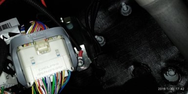 Один из контактов катушки реле садим под шпильку