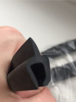 Установка уплотнителя верхней кромки лобового стекла Lada Vesta, XRAY, Largus