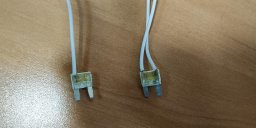 Закрыть крышечки, пока термоклей не остыл