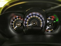 Наклеить кольца при помощи двухстороннего скотча