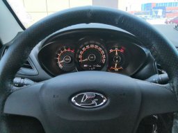 Наклеить кольца при помощи двухстороннего скотча