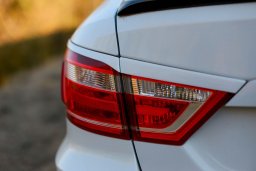 установка ресничек на задние фонари Lada Vesta