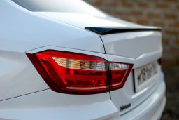 установка ресничек на задние фонари Lada Vesta