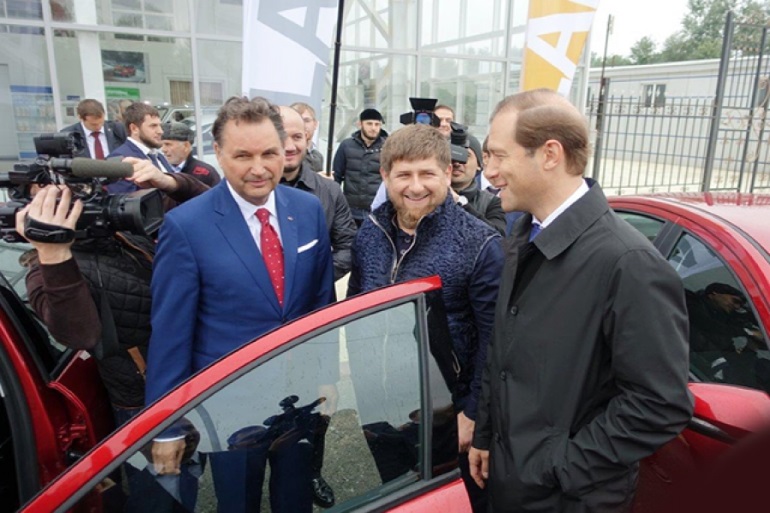 Денис Мантуров и лада веста