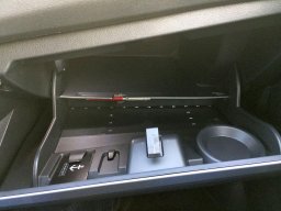 Установка бардачка нового образца на Lada Vesta