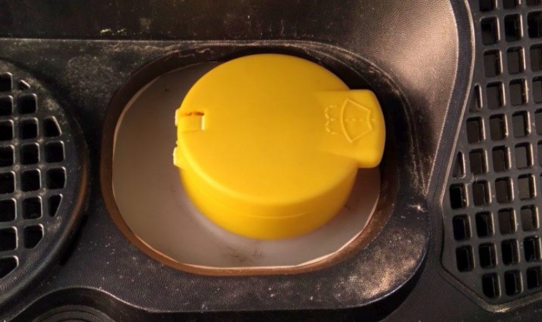 Установка доработанной крышки бачка омывателя на Lada Vesta и XRAY Установка доработанной крышки бачка омывателя на Lada Vesta и XRAY