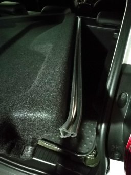 Установка уплотнителя на заднюю полку Lada XRAY