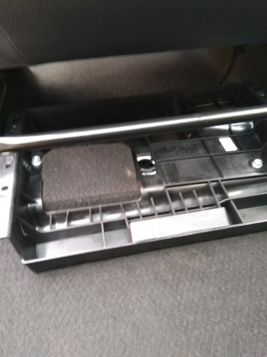 установка ящика под сиденьем XRAY
