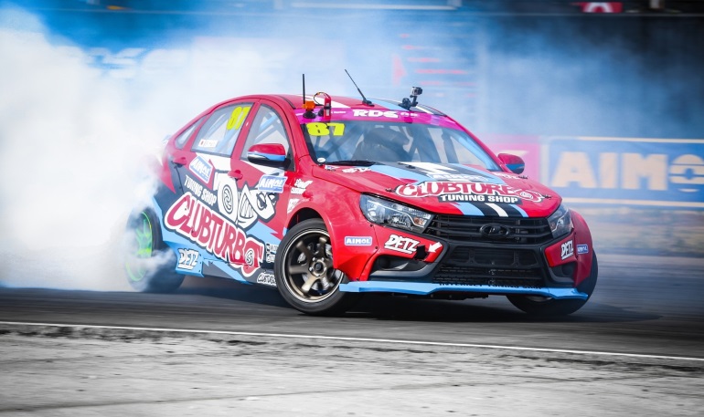 Заднеприводная Lada Vesta впервые выступила на соревнованиях по дрифту