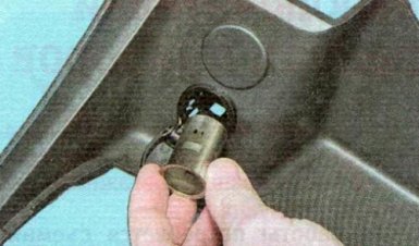 Извлечь патрон розетки из установочной втулки.