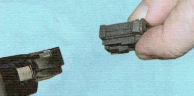 Отсоединить провода, сжав фиксатор.